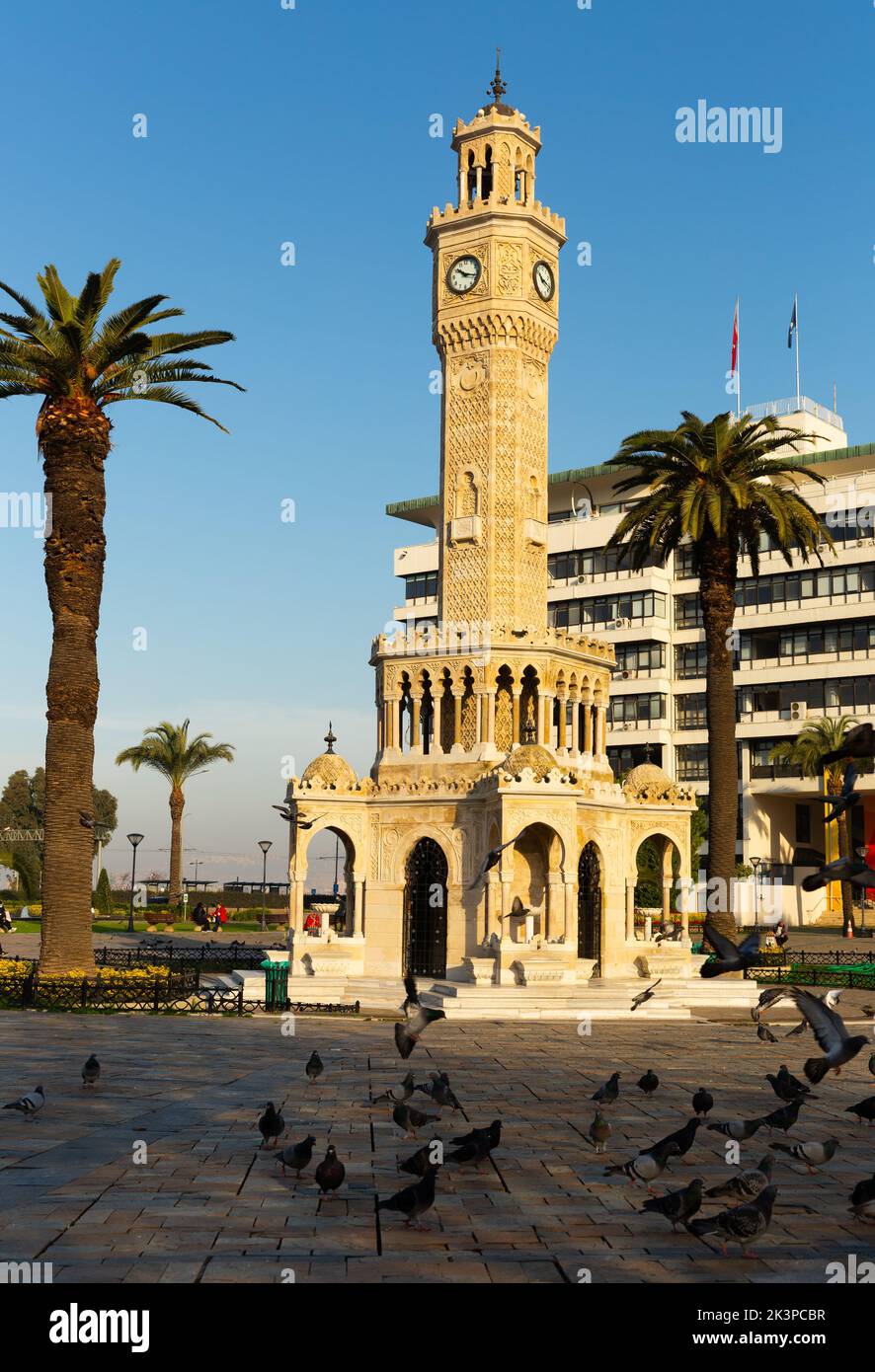 Izmir, Türkei - 04. Januar 2021: Architektonisches Detail des Saat Kulesi (Uhrenturm) auf dem Konak Meydani (Konak-Platz). Türkei Stockfoto