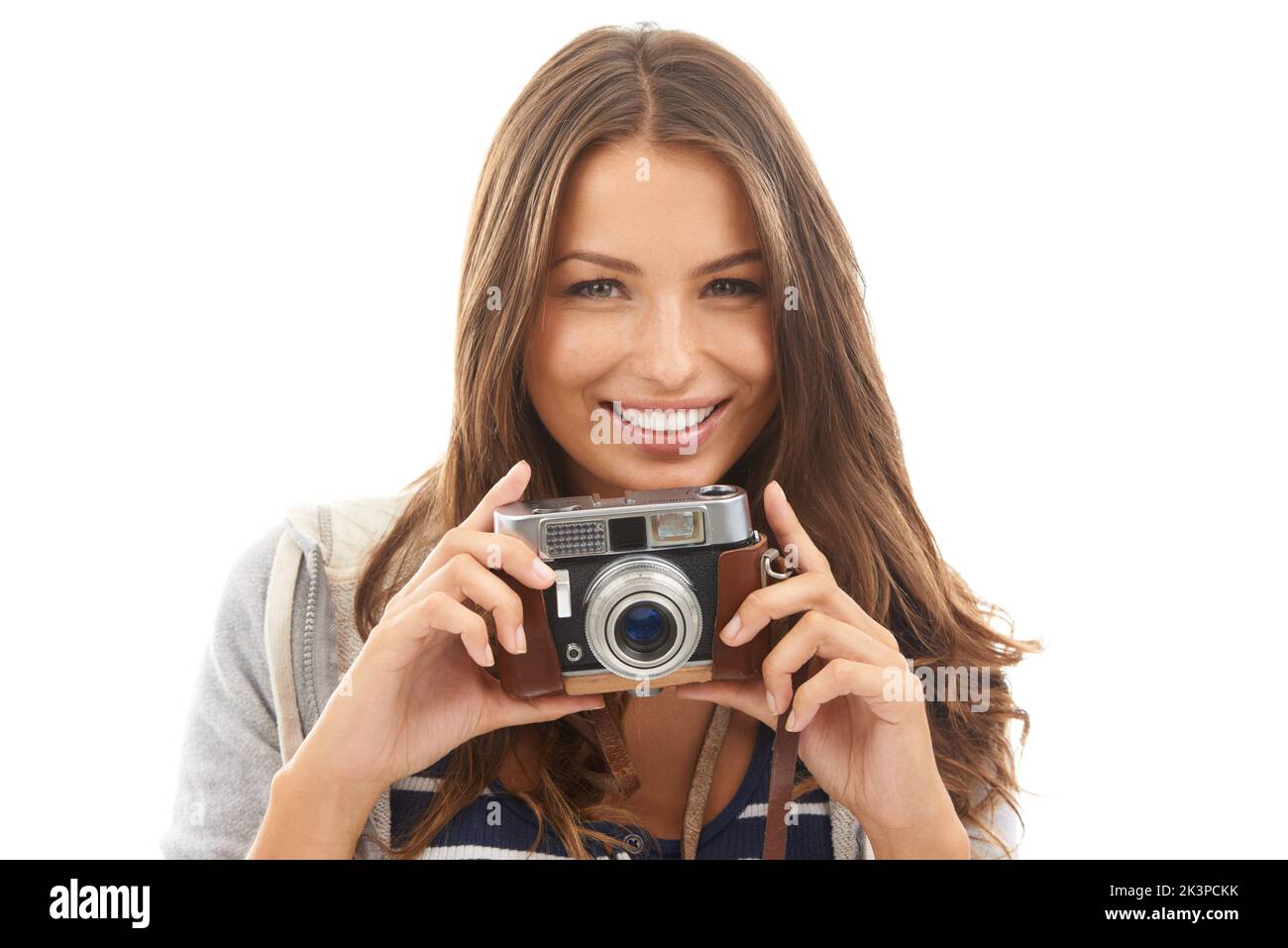 Lächeln Sie... Ein ziemlich junger Tourist, der ein Foto von Ihnen gemacht hat, während er auf weißem Hintergrund isoliert ist. Stockfoto