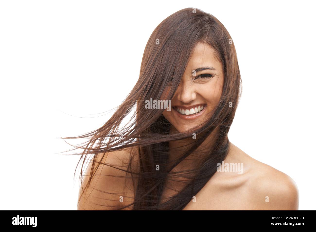 Superschlank und seidig. Eine junge Frau mit glänzendem Haar vor weißem Hintergrund. Stockfoto