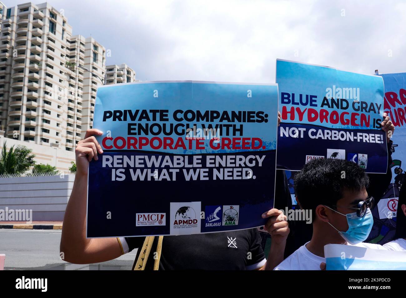 Pasay City, NCR, Philippinen. 27. September 2022. Klimaaktivisten schlagen Ã¢â‚¬Å“false solutionsÃ¢â‚¬Â, das auf der Tokyo GX Week gefördert wird, und fordern Japan auf, in einer Kundgebung vor der Botschaft von Japan am 28. September 2022 Wasserstoff, Ammoniak-Co-Firing und LNG abzuschaffen, um eine Dekarbonisierung zu realisieren. Die Demonstranten tragen ein riesiges, illustriertes Wandgemälde, auf dem verschiedene japanische Unternehmen und Regierungsinstitutionen einen Wagen, der das asiatische Volk symbolisiert, in eine Klippe von Klimakatastrophen schieben. Die Demonstranten sagten, dass falsche Lösungen wie fossiler Wasserstoff, Ammoniak oder Gas aus Green tran eliminiert werden sollten Stockfoto