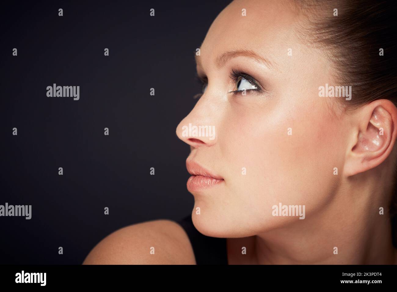 Profil der Schönheit. Kurze Profilaufnahme einer attraktiven jungen Frau, die wegschaut. Stockfoto