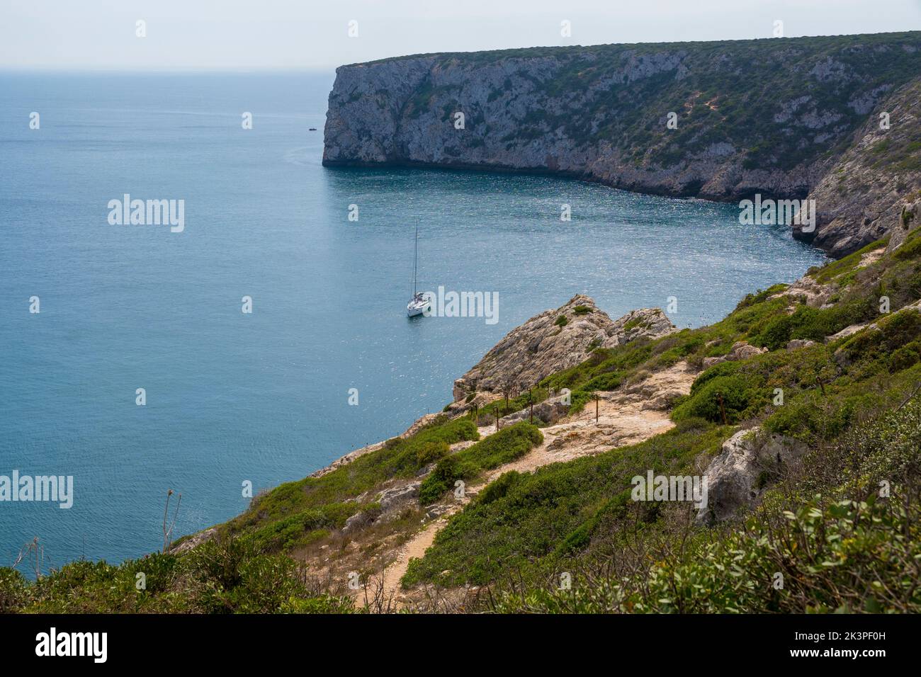 Blick auf die Bucht von Santo Antonio de Belixe an der Algarve, Portugal. Stockfoto