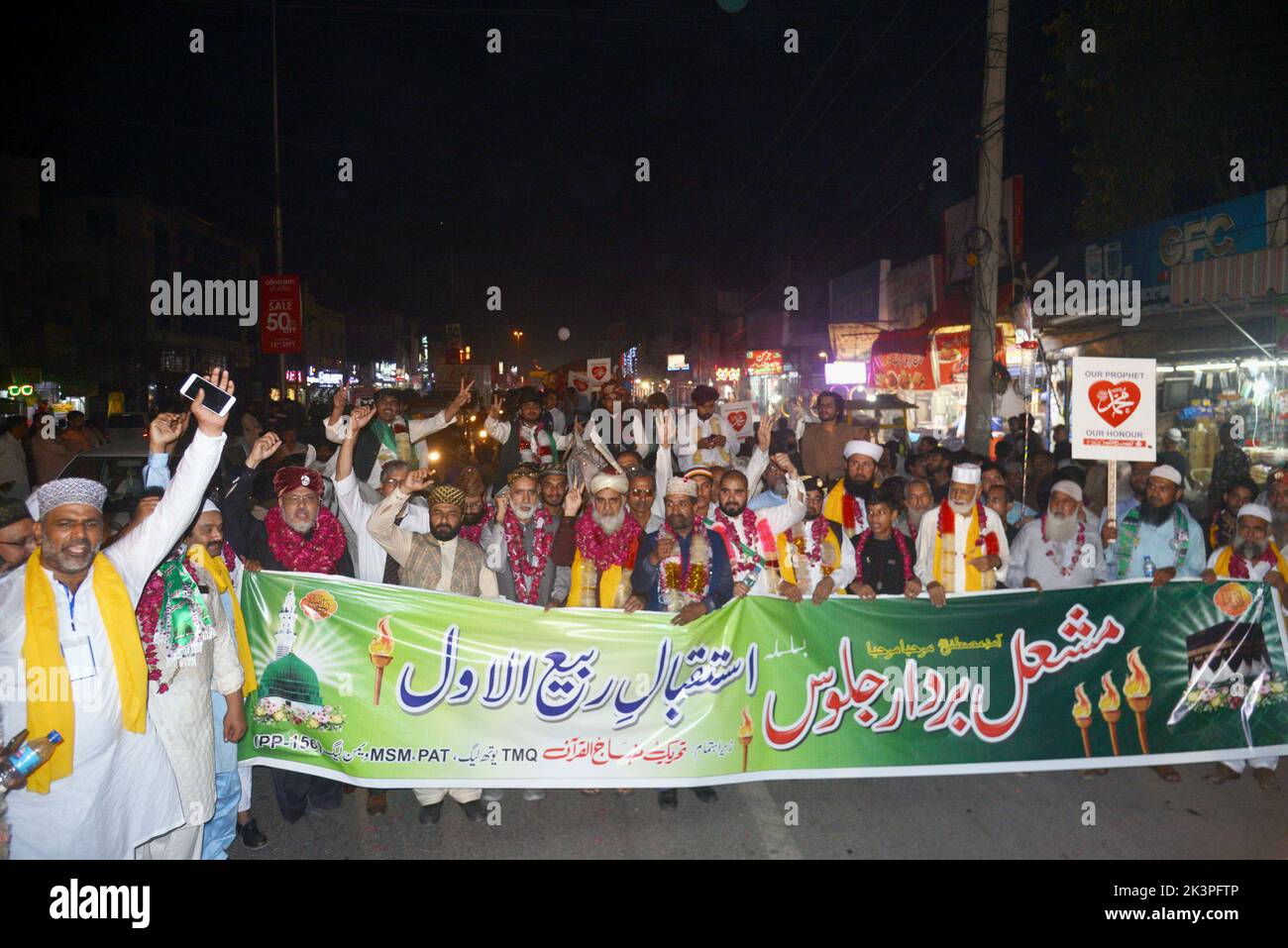 Lahore, Punjab, Pakistan. 27. September 2022. Pakistanische Gläubige Muslime einer religiösen Gruppe, Tehreek Minhaj UL-Quran (PAT), nahmen an einer Fackelkundgebung Teil, um den Monat Rabi UL Awwal im Zusammenhang mit den Feiern von Eid Milad-un-Nabi, die von der Stadt Tehreek Minhaj UL Quran Aziz Bhatti in Lahore organisiert wurden, zu begrüßen. Präsident Shahbaz Hussain Qadri, Hammad Qadri, Subhani Qadri und andere führen die Fackellye an. (Bild: © Rana Sajid Hussain/Pacific Press via ZUMA Press Wire) Stockfoto