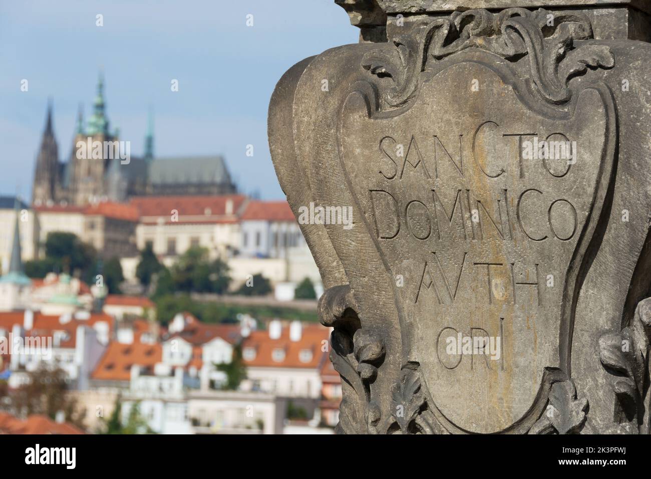 Inschrift: Sancto dominico avth ori auf der Prager Karlsbrücke und im Hintergrund die Prager Burg Stockfoto