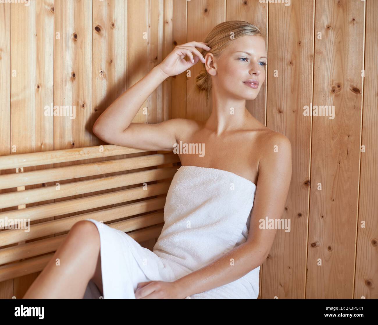 Keine Sorge in der Welt. Eine kurze Aufnahme einer schönen jungen Frau, die sich in der Sauna entspannt. Stockfoto