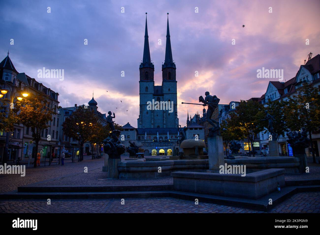 28. September 2022, Sachsen-Anhalt, Halle (Saale): Der Morgen dämmert über der Marktkirche in Halle an der Saale. Die Region steht vor einem düsteren Herbsttag mit anhaltendem Regen. Foto: Klaus-Dietmar Gabbert/dpa/ZB Stockfoto