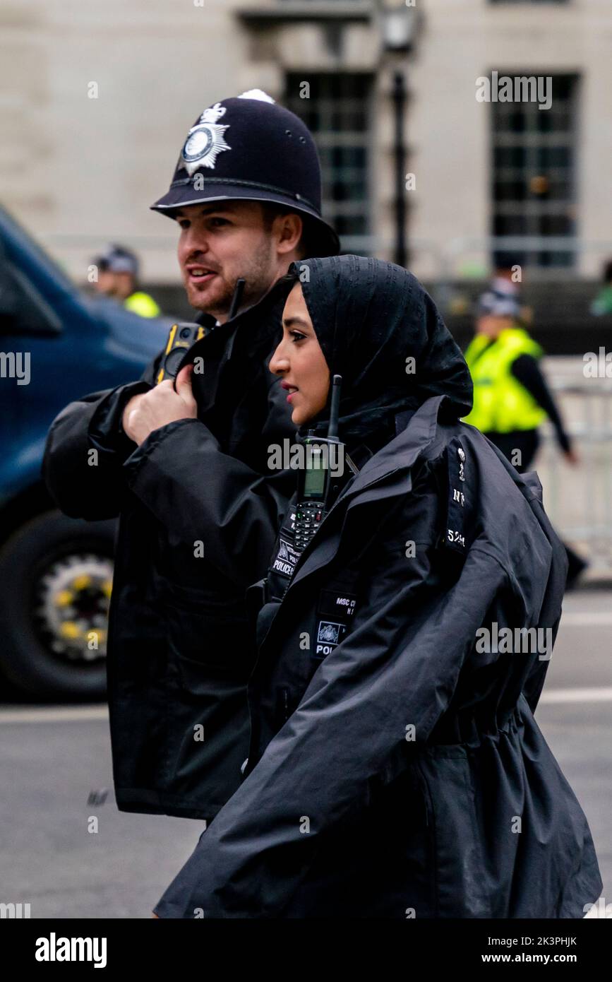 Polizeibeamte patrouillieren die Straßen von London vor dem Queen's Funeral, Whitehall, London, Großbritannien Stockfoto