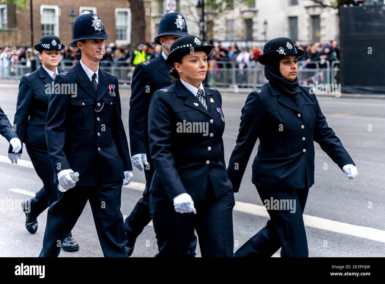 Metropolitan Police Officers patrouillieren auf den Straßen vor dem Queen's Funeral, Whitehall, London, Großbritannien. Stockfoto