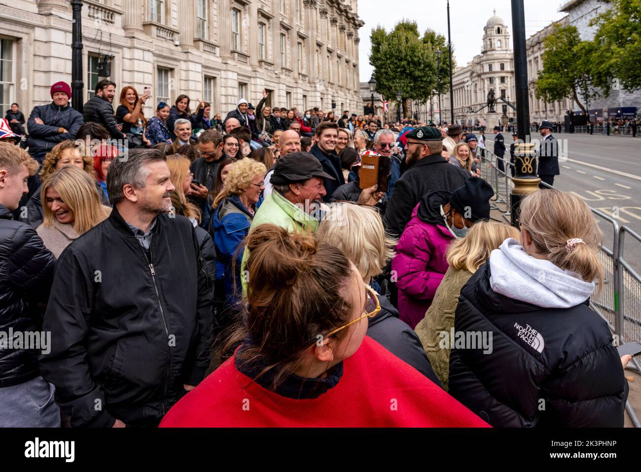 Massen von Menschen kommen nach London, um sich die Beerdigung der Königin, Whitehall, London, Großbritannien, ansehen zu können. Stockfoto