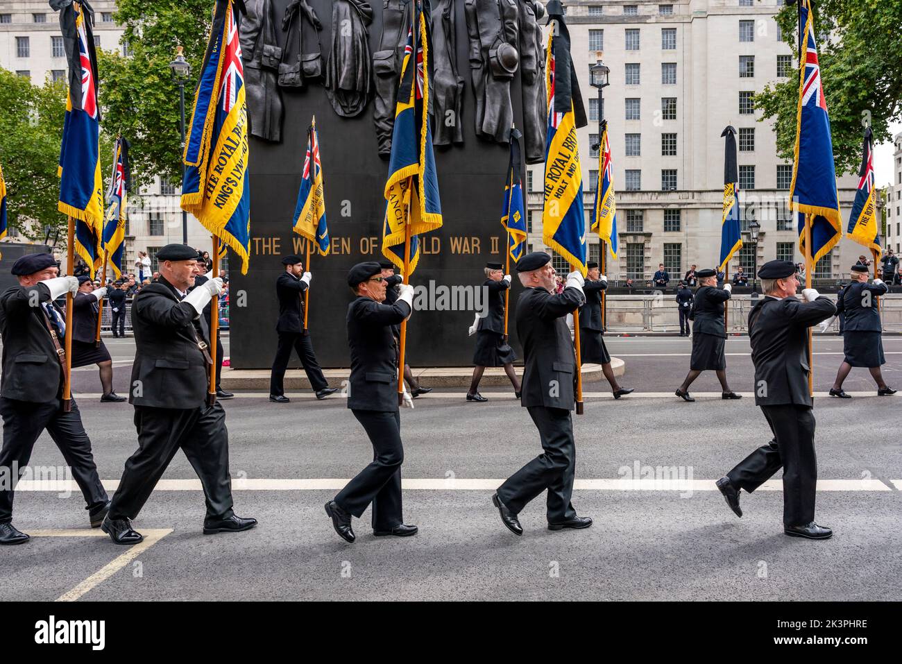 Die Royal British Legion marschiert nach Whitehall, um an der Queen Elizabeth II Funeral Procession, London, Großbritannien, teilzunehmen. Stockfoto