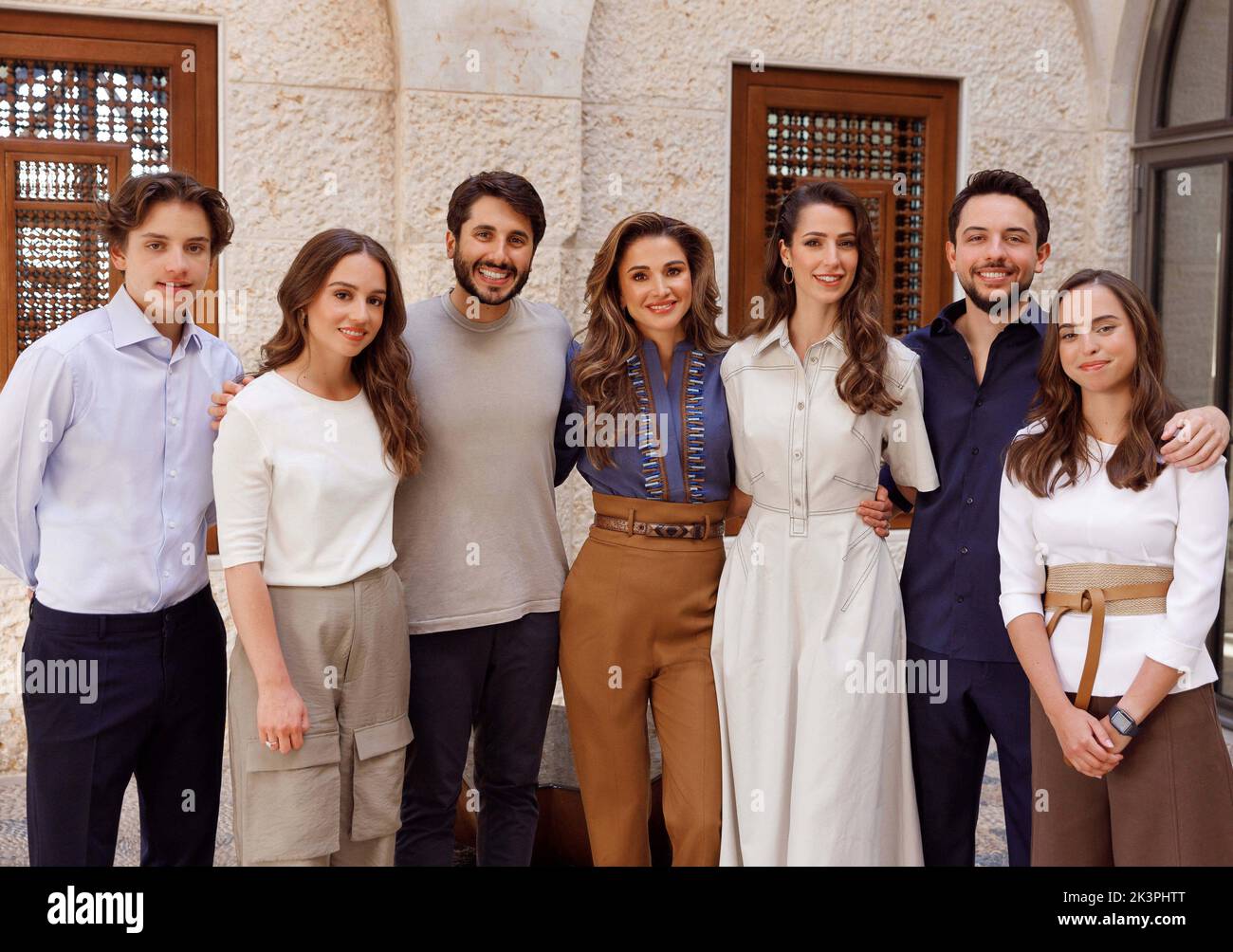 Das am 31.. August vom Königlichen Haschemitischen Gericht veröffentlichte Foto zum Geburtstag von Königin Rania Al Abdullah von Jordanien zeigt sie mit ihren Kindern und ihren Partnern, von L, Prinz Hashem, Prinzessin Iman und Verlobter Jameel Alexander (oder ‘Jimmy’) Thermiotis, Königin Rania, Rajwa Al-Saif, Kronprinz Hussein bin Abdullah und Prinzessin Salma, in Amman, Jordanien, am 31.. August 2022. Foto von Balkis Press/ABACAPRESS.COM Stockfoto