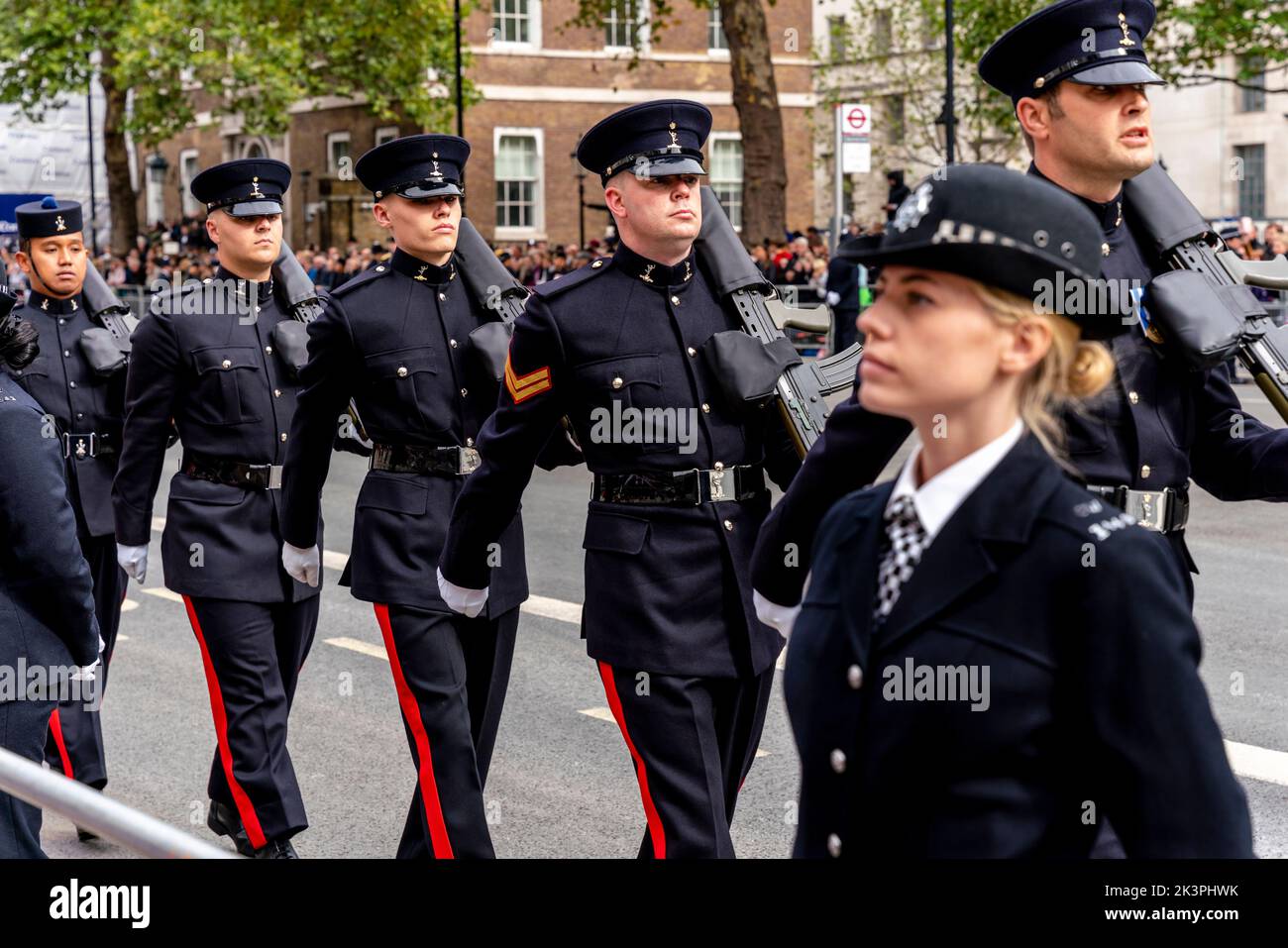 Britische Militärangehöriger marschieren nach Whitehall, um an der Beerdigungsprozession von Queen Elizabeth, London, Großbritannien, teilzunehmen. Stockfoto