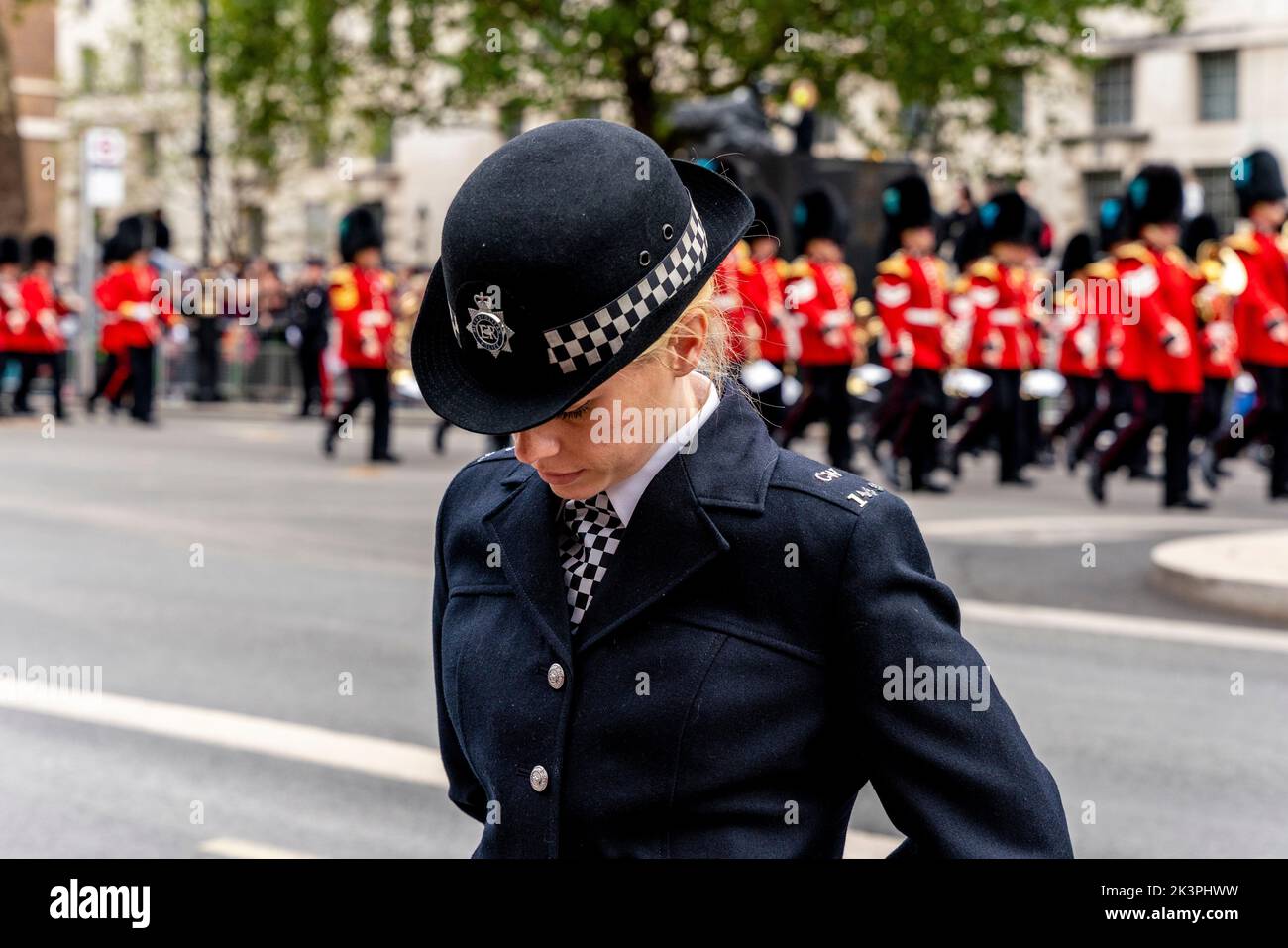 Eine Polizeibeamtin im Dienst während der Beerdigungsprozession der Königin, Whitehall, London, Großbritannien. Stockfoto