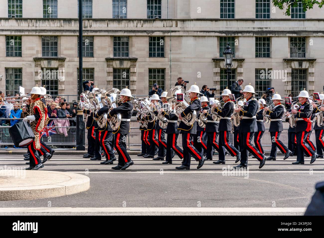 Eine britische Armee/Royal Marines Band tritt während der Queen Elizabeth II Funeral Procession, Whitehall, London, Großbritannien, auf. Stockfoto