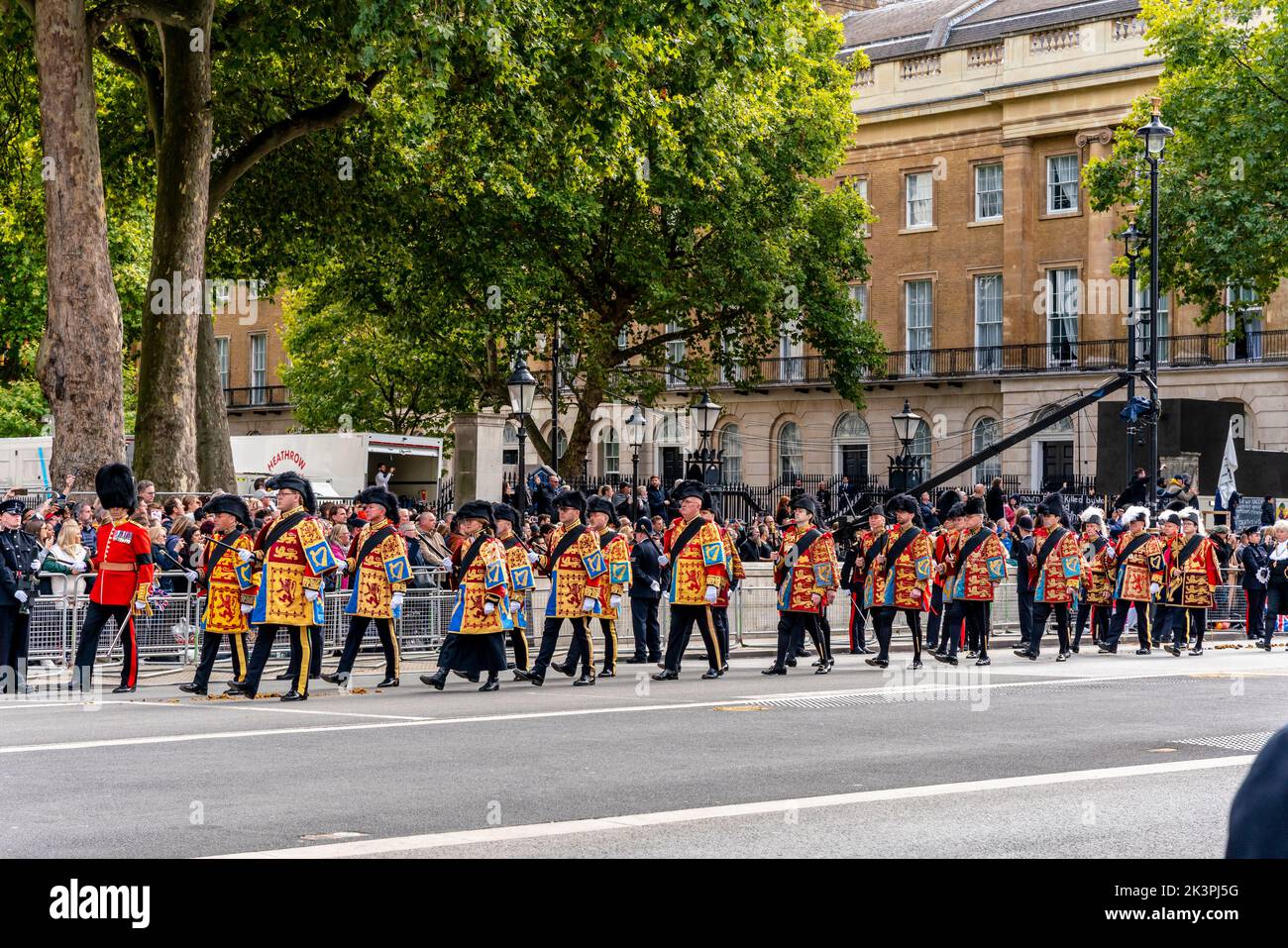 Die King's/Royal Heralds nehmen an der Queen Elzabeth II Funeral Procession, Whitehall, London, UK, Teil. Stockfoto