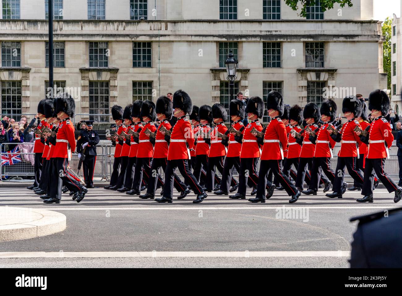 Die Grenadier Guards nehmen an der Queen Elizabeth II Funeral Procession, Whitehall, London, UK, Teil. Stockfoto