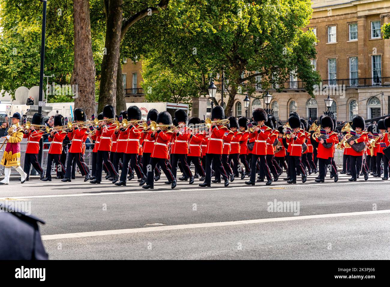 Eine Militärkapelle (Welsh und Irish Guards) nimmt an der Queen