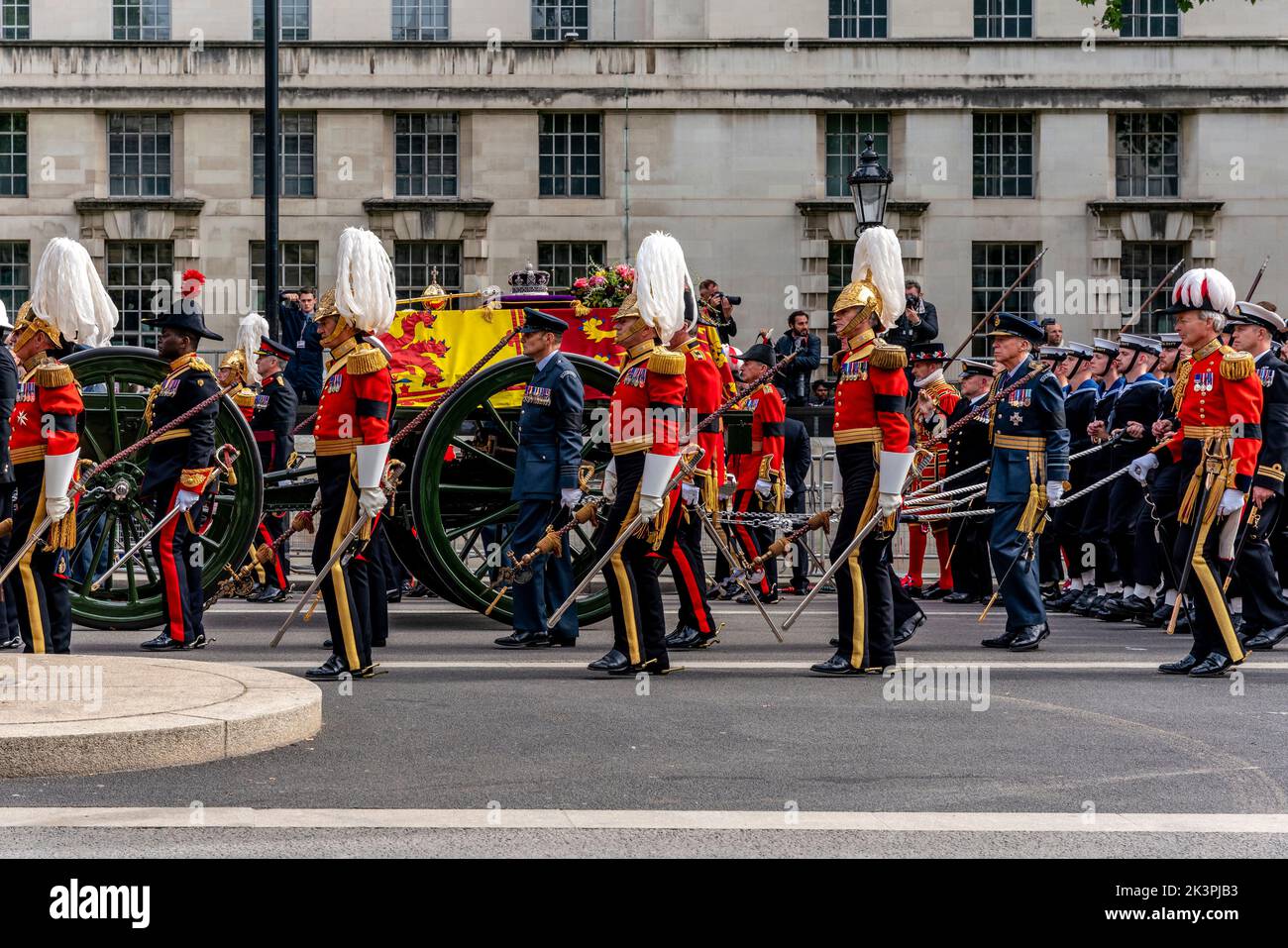 Die Trauerprozession von Königin Elizabeth II. Fährt auf dem Weg nach Wellington Arch, London, Großbritannien, Whitehall hinauf. Stockfoto