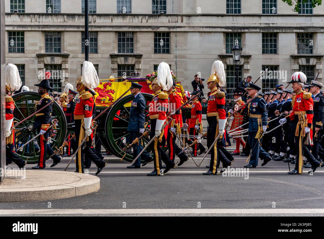 Die Trauerprozession von Königin Elizabeth II. Fährt auf dem Weg nach Wellington Arch, London, Großbritannien, Whitehall hinauf. Stockfoto