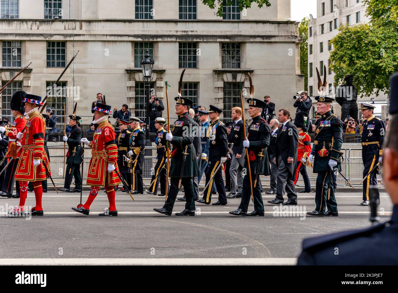 Mitglieder der britischen Königsfamilie laufen hinter dem Sarg von Königin Elizabeth II., während die Beerdigungsprozession Whitehall, London, Großbritannien, hinauffährt. Stockfoto