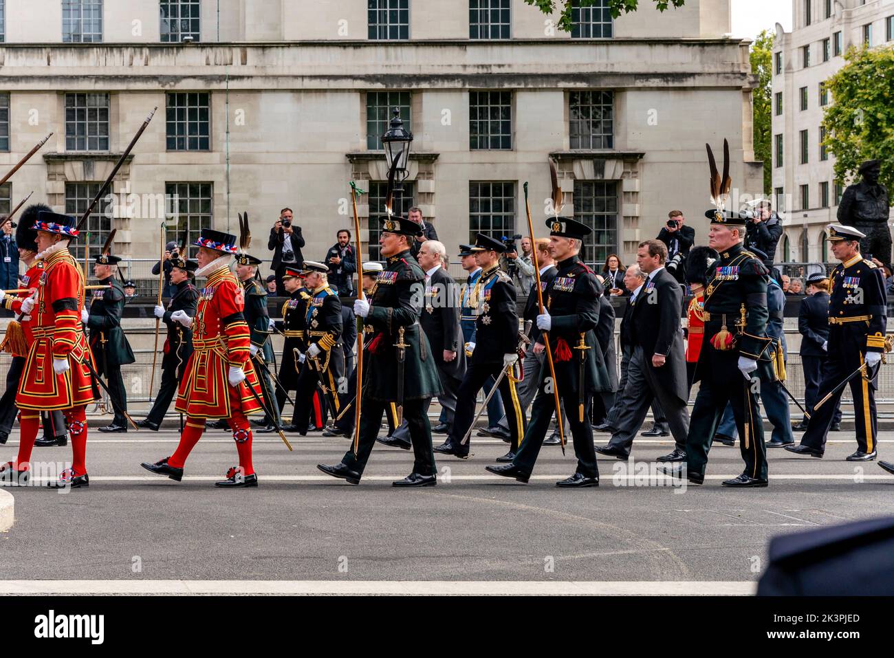 Mitglieder der britischen Königsfamilie laufen hinter dem Sarg von Königin Elizabeth II., während die Beerdigungsprozession Whitehall, London, Großbritannien, hinauffährt. Stockfoto