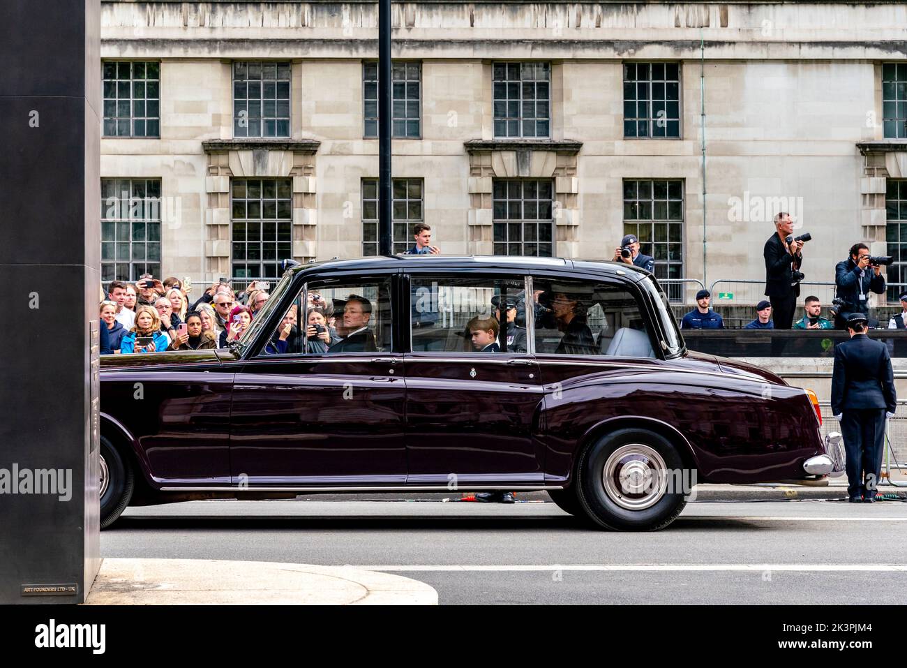 Das Royal Car mit der Prinzessin von Wales und Prinz George folgt dem Sarg von Königin Elizabeth II., der Trauerprozession, Whitehall, London. Stockfoto
