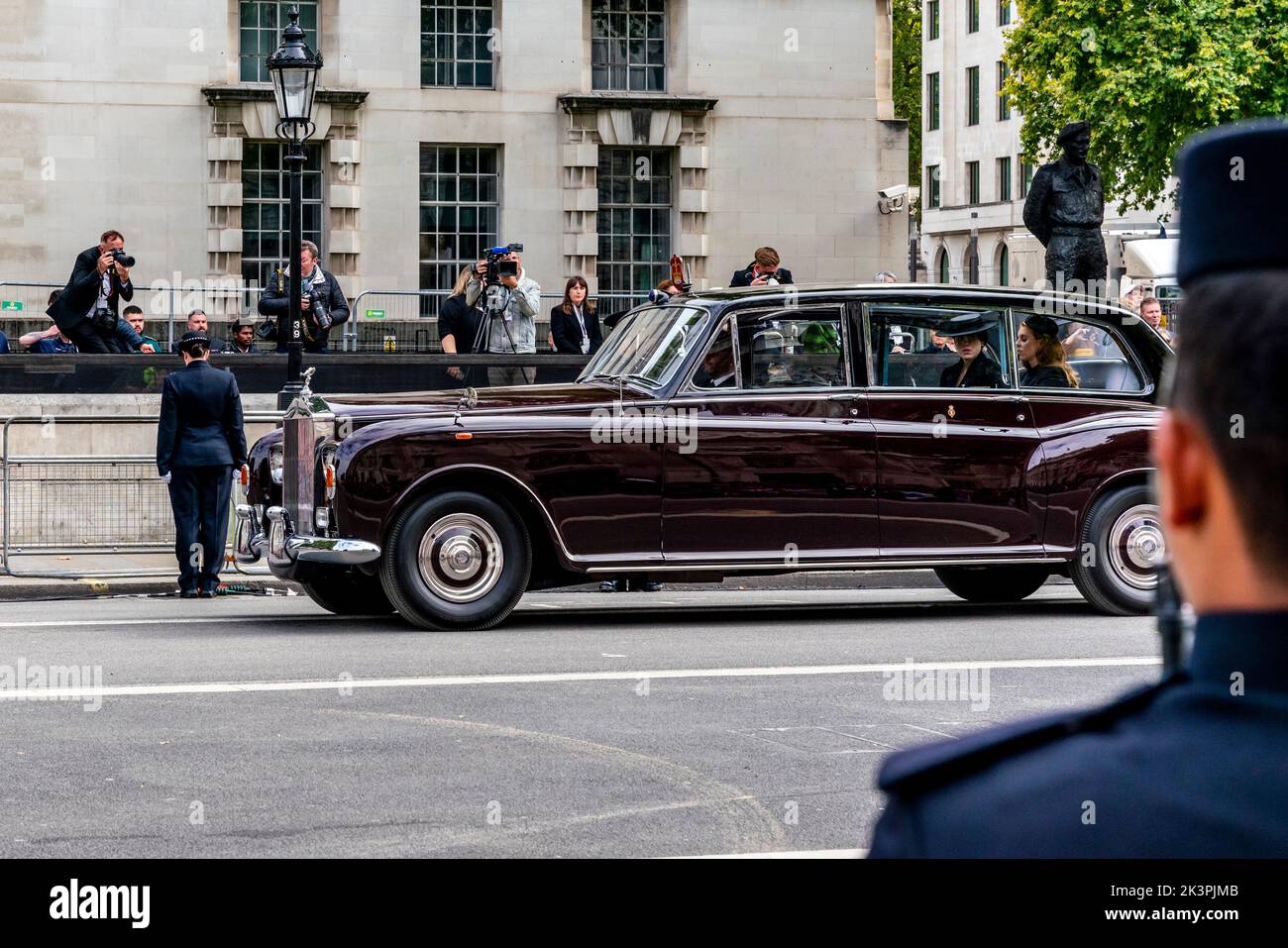Das Royal Car mit Prinzessin Beatrice und Prinzessin Eugenie folgt dem Sarg von Königin Elizabeth II., während die Trauerprozession Whitehall hinauffährt Stockfoto