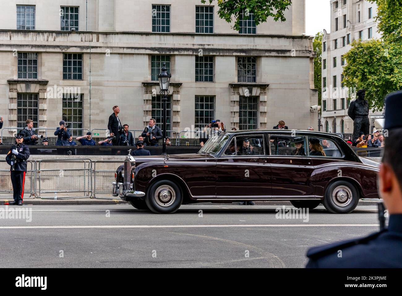 Das Royal Car mit Prinzessin Beatrice und Prinzessin Eugenie folgt dem Sarg von Königin Elizabeth II., während die Trauerprozession Whitehall hinauffährt Stockfoto