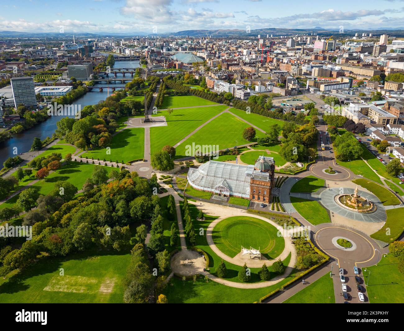 Luftaufnahme des Peoples Palace und der Winter Gardens im Glasgow Green Park in Glasgow, Schottland, Großbritannien Stockfoto
