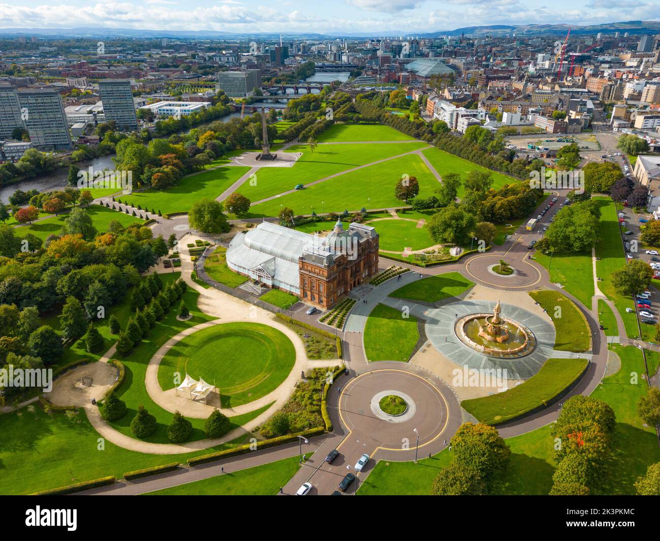 Luftaufnahme des Peoples Palace und der Winter Gardens im Glasgow Green Park in Glasgow, Schottland, Großbritannien Stockfoto