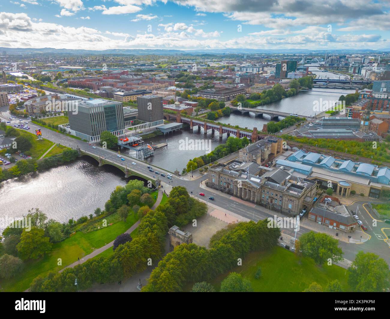 Luftaufnahme des Flusses Clyde und des High Court in Glasgow, Schottland, Großbritannien Stockfoto