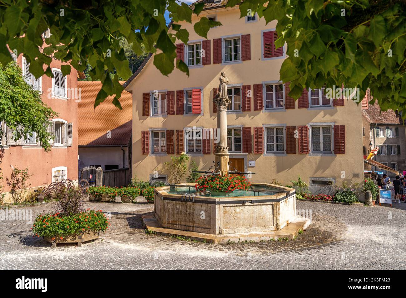 Der Brunnen Fontaine du Mai in der historischen Altstadt von Saint-Ursanne, Schweiz, Europa | Fontaine du Mai Brunnen in der historischen Altstadt von S Stockfoto