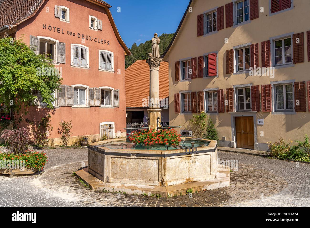 Der Brunnen Fontaine du Mai in der historischen Altstadt von Saint-Ursanne, Schweiz, Europa | Fontaine du Mai Brunnen in der historischen Altstadt von S Stockfoto