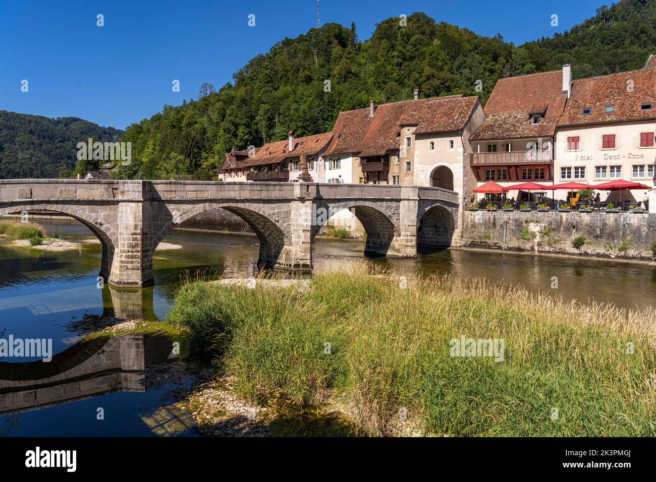 St-Jean Brücke und die historische Altstadt von Saint-Ursanne und der Fluss Doubs, Schweiz, Europa | Pont Saint-Jean Brücke und der historische alte Schlepptau Stockfoto