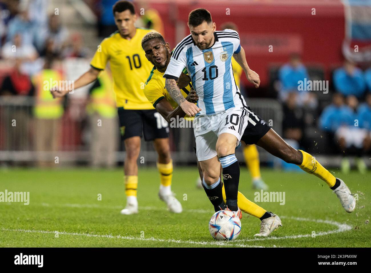 Harrison, NJ - 27. September 2022: Lionel Messi (10) aus Argentinien kontrolliert den Ball während eines Freundschaftsspiels gegen Jamaika in der Red Bull Arena Stockfoto