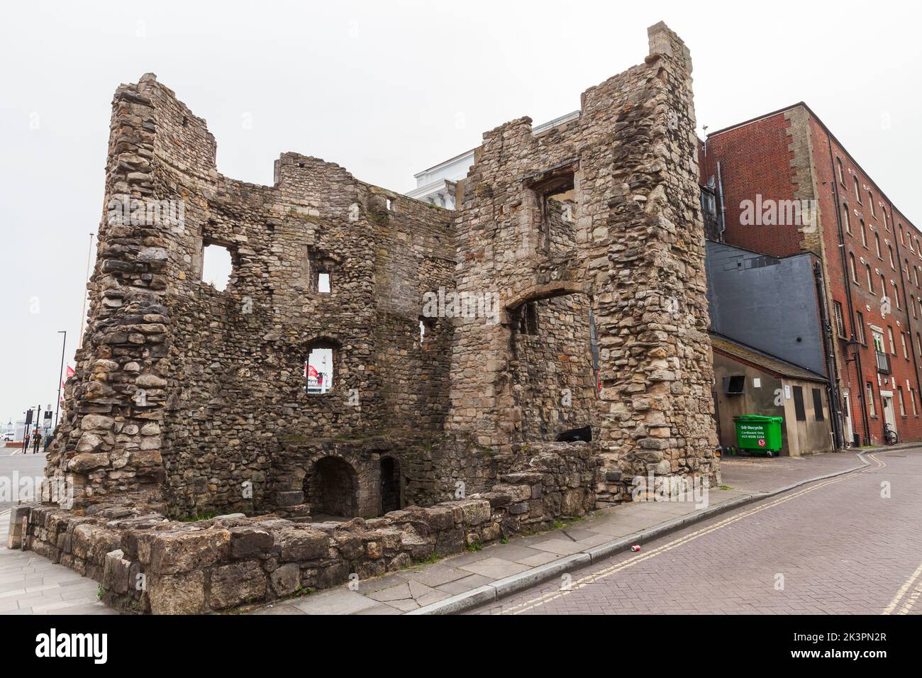 Southampton, Vereinigtes Königreich - 23. April 2019: Zerstörter Steinturm, Teil der Stadtmauer von Southampton, es ist eine Abfolge von defensiven Strukturen gebaut ein Stockfoto