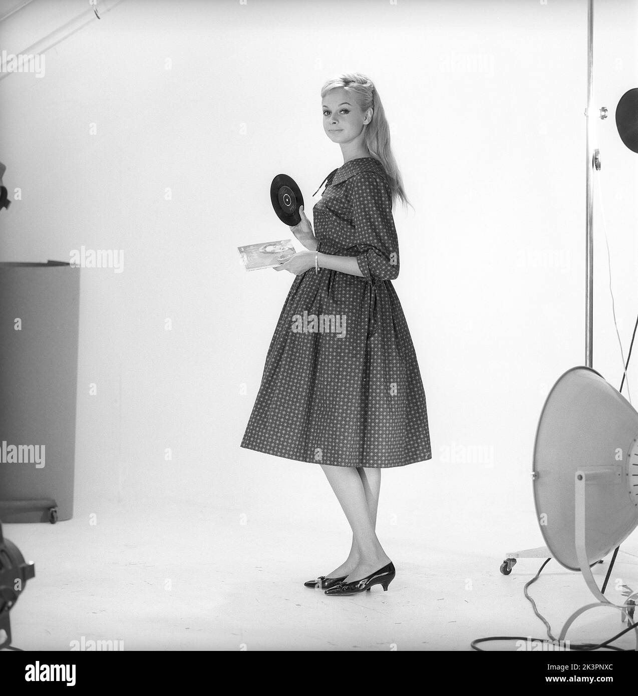 1950s Mode. Eine junge Frau in einem typischen Kleid aus dem Jahr 1950s. Ein breites Rockkleid mit 50s geratteten Stoffen. Schweden 1959. Kristoffersson Ref. CO93-12 Stockfoto