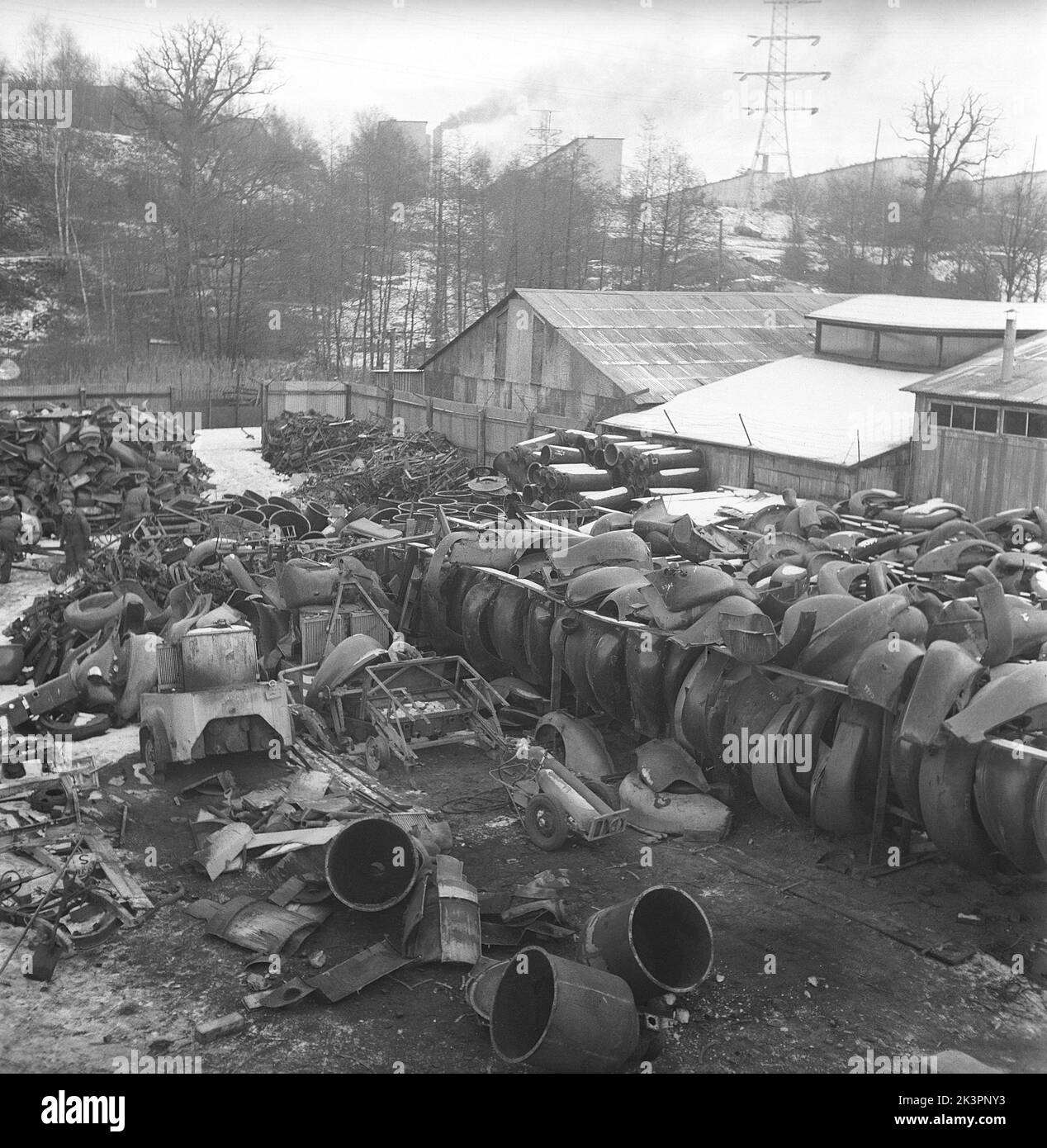 In der 1940s. Ein Schrottplatz, auf dem Teile von ausgedient Autos und Fahrzeugen sichtbar sind. Das während des Zweiten Weltkriegs aufgenommene Bild und das Recycling waren wichtig, um das Material in den Industrien wiederzuverwenden, die die schwedische Armee mit Waffen und Fahrzeugen versorgten. Schweden 1942. Kristoffersson Ref. AF18-5 Stockfoto