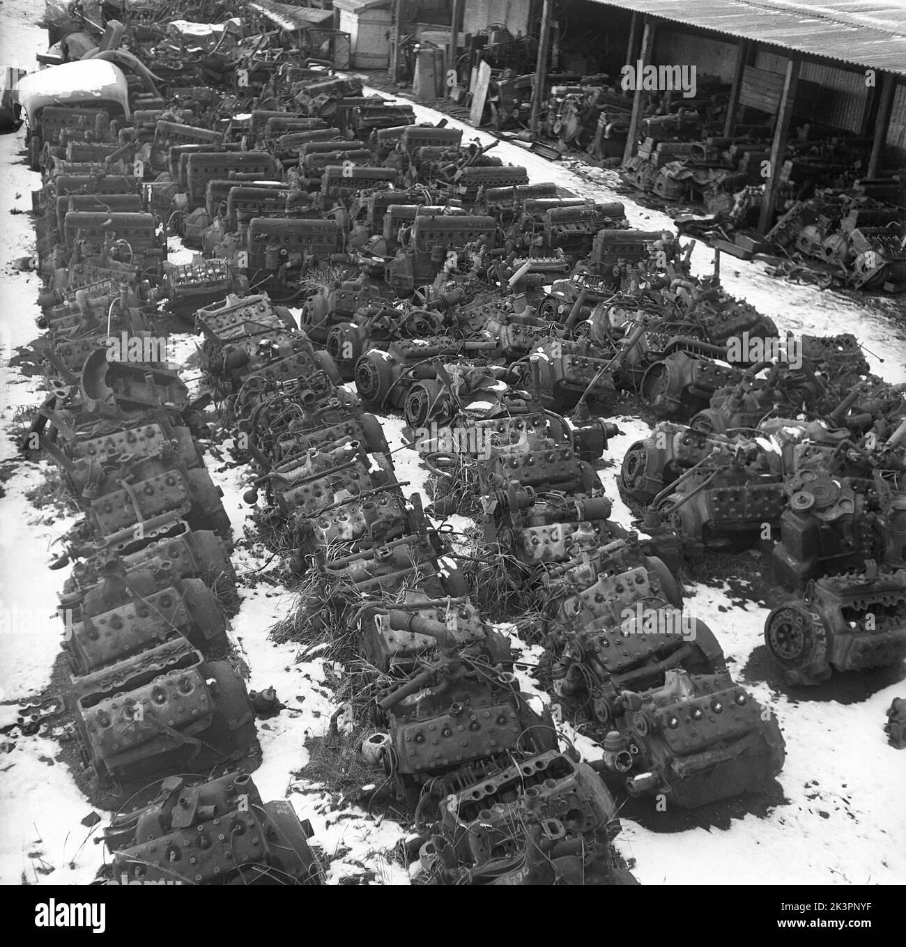 In der 1940s. Ein Schrottplatz, auf dem Teile und Motoren von ausgedient Autos und Fahrzeugen sichtbar sind. Das während des Zweiten Weltkriegs aufgenommene Bild und das Recycling waren wichtig, um das Material in den Industrien wiederzuverwenden, die die schwedische Armee mit Waffen und Fahrzeugen versorgten. Stockholm Schweden 1942. Kristoffersson Ref. AF18-3 Stockfoto