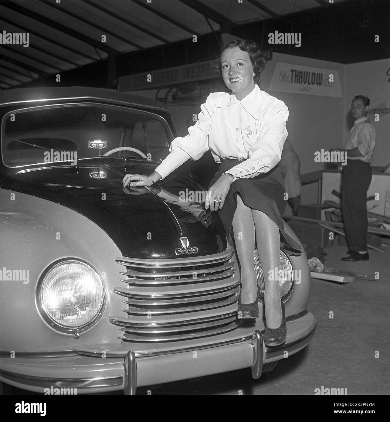 In der 1950s. Eine junge Frau auf der Haube des brandneuen Autos, eine DKW, präsentierte sich der schwedischen Öffentlichkeit auf der Messe St. Eriksmassan. Deutscher Automobilhersteller, der auch Motorräder herstellt, gehört zur Auto Union. Schweden 1950 Kristoffersson Ref. AZ80-10 Stockfoto