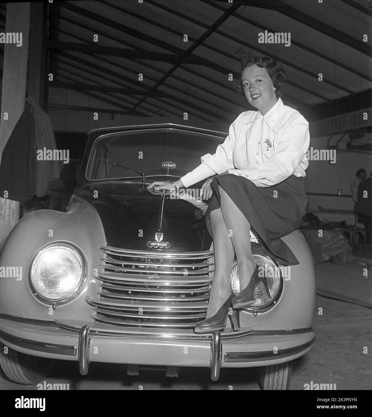 In der 1950s. Eine junge Frau auf der Haube des brandneuen Autos, eine DKW, präsentierte sich der schwedischen Öffentlichkeit auf der Messe St. Eriksmassan. Deutscher Automobilhersteller, der auch Motorräder herstellt, gehört zur Auto Union. Schweden 1950 Kristoffersson Ref. AZ80-10 Stockfoto