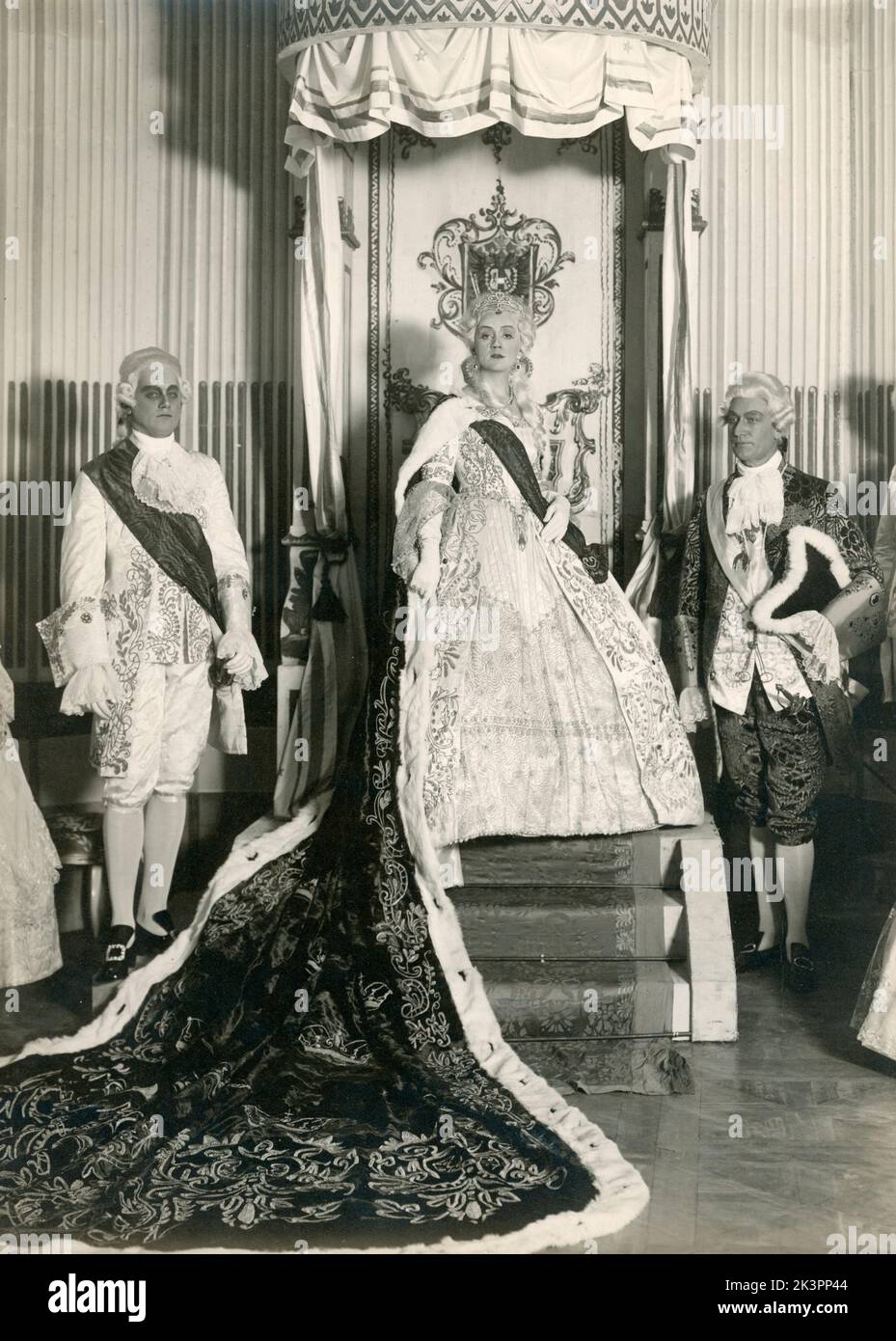 Theater in der 1930s. Naima Wifstrand, 1890-1968 als Kaiserin Maria Theresia, Herrscherin der habsburgischen Herrschaften in einem Theaterstück über Vasateatern in Stockholm 1930. Stockfoto