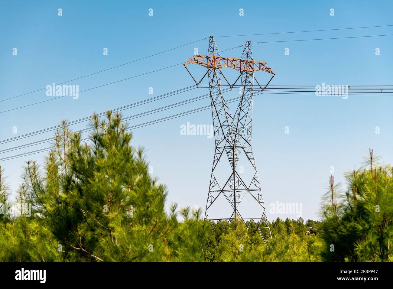 Elektrische Strommasten Hochspannungs-Strommasten entlang einer nationalen Autobahn Stockfoto