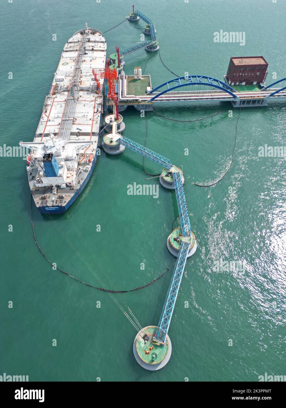 YANTAI, CHINA - 28. SEPTEMBER 2022 - Ein Tanker entlädt das Öl über eine Rohölpipeline am 300.000 Tonnen schweren Rohölterminal im Westen von Port Stockfoto