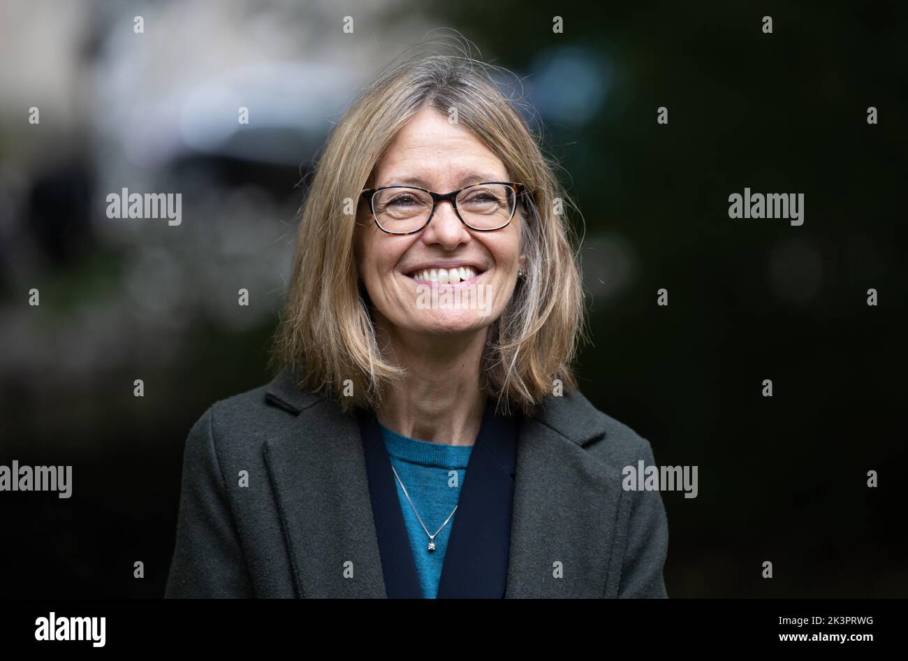 München, Deutschland. 27. September 2022. Jill Gallard, die britische Botschafterin in Deutschland, pflanzt im Englischen Garten eine Rosskastanie zur Erinnerung an die verstorbene Königin Elizabeth II. Quelle: Sven Hoppe/dpa/Alamy Live News Stockfoto