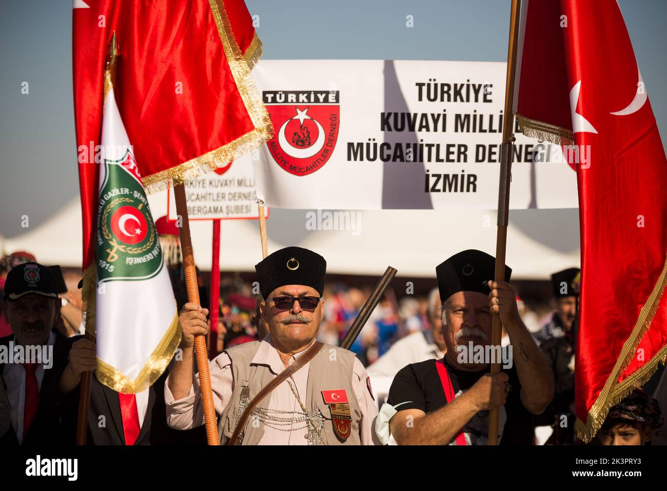 Izmir, Türkei - 9. September 2022: Ein älterer Mann mit Schnurrbart Kuvayi Milliye Mujahideen Association beim Befreiungstag von Izmir. Stockfoto