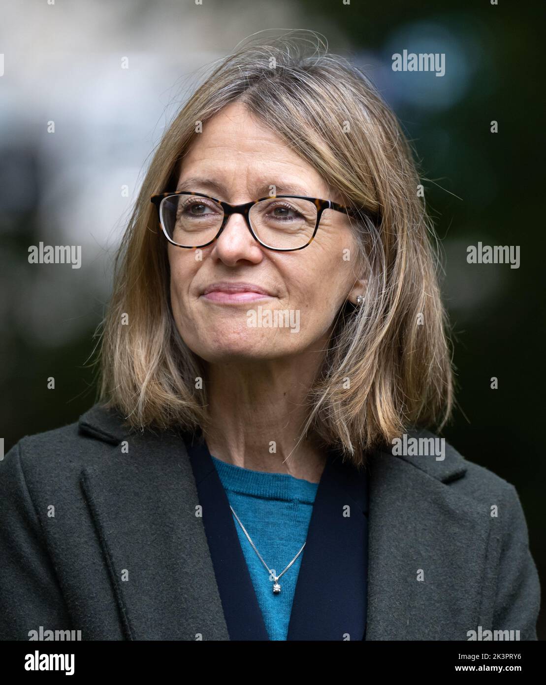 München, Deutschland. 27. September 2022. Jill Gallard, die britische Botschafterin in Deutschland, pflanzt im Englischen Garten eine Rosskastanie zur Erinnerung an die verstorbene Königin Elizabeth II. Quelle: Sven Hoppe/dpa/Alamy Live News Stockfoto