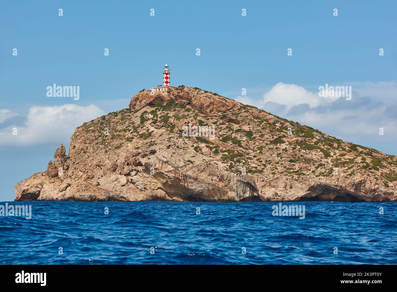 Malerischer Leuchtturm auf der Insel Cabrera, Balearen-Archipel. Mittelmeerküste. Spanien Stockfoto