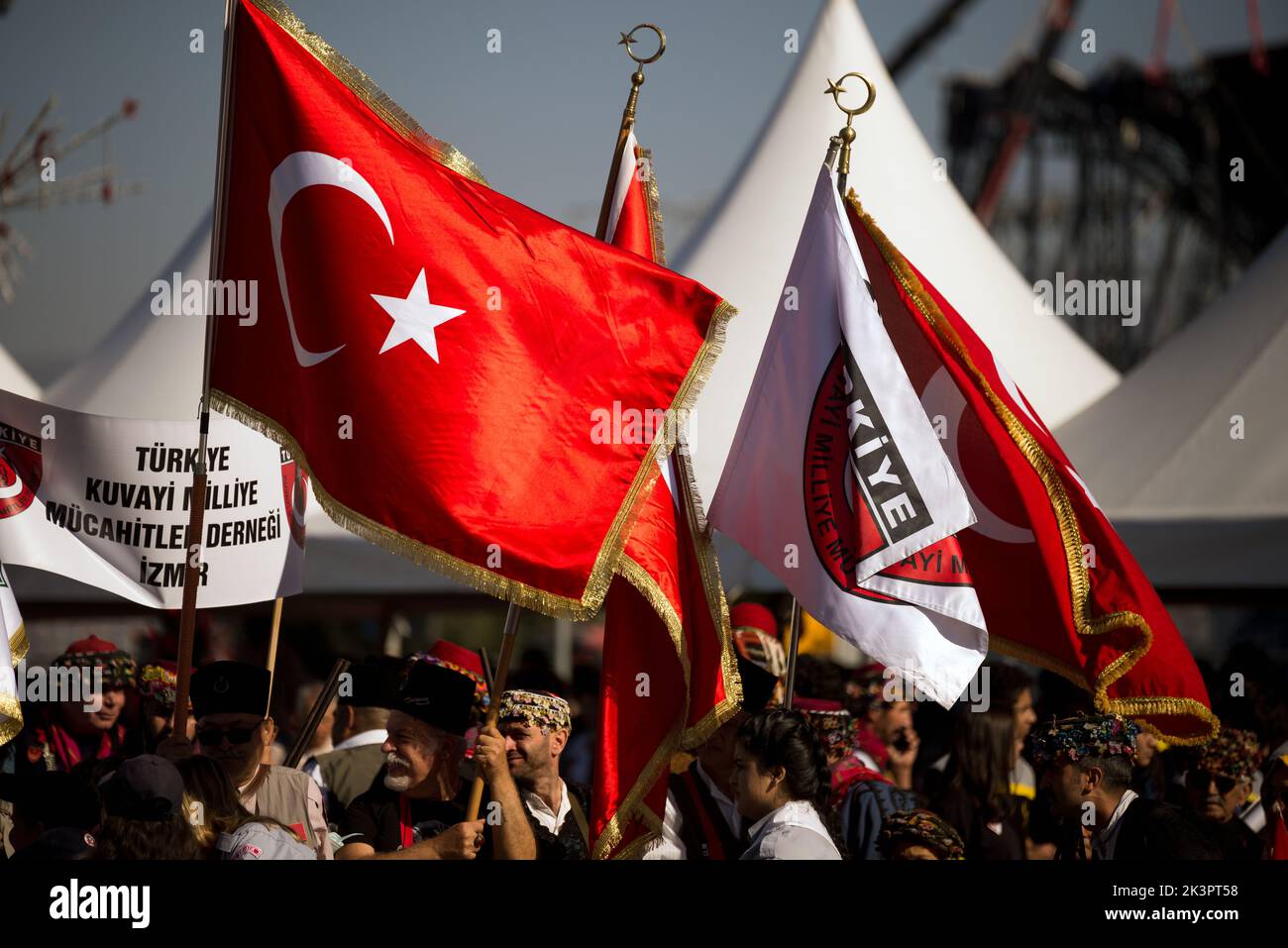 Izmir, Türkei - 9. September 2022: Nahaufnahme der türkischen Flagge und des Volkes der Vereinigung der Kuvayi Milliye Mujahideen, anlässlich der Feierlichkeiten zur Befreiung d Stockfoto