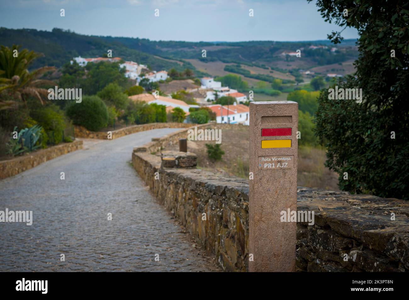 Aljezur, Portugal, September 2022: Blick auf die Rota Vicentina PR1-Wanderroute an der Atlantikküste an der Algarve. Stockfoto